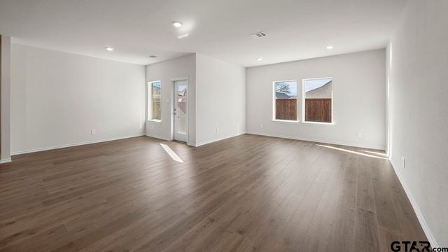 5028 Shumard Drive, Lindale, TX 75771