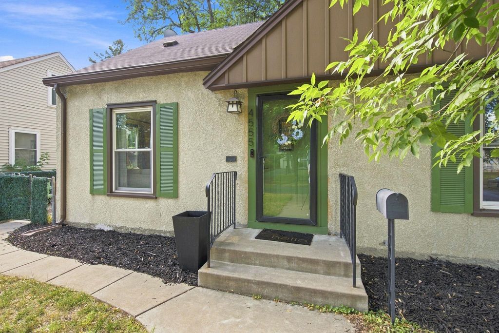 4555 Washburn Avenue N, Minneapolis, MN 55412 — exterior
