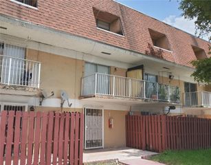 250 NW 107th Avenue 106, Miami, FL 33172