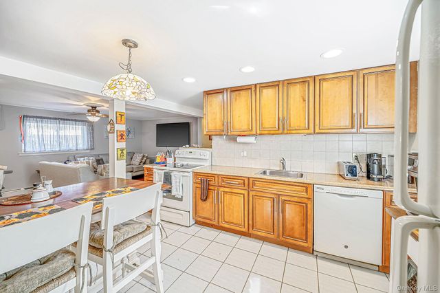 244 Baylawn Avenue, Copiague, NY 11726