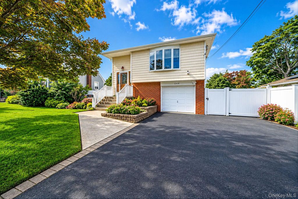 244 Baylawn Avenue, Copiague, NY 11726