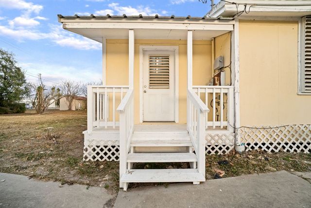 413 E. Fulton, Sinton, TX 78387