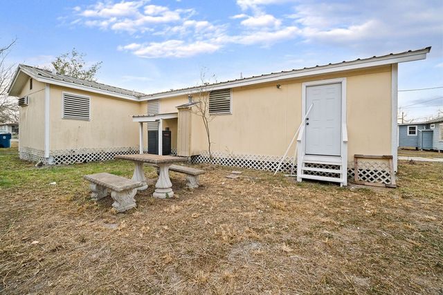 413 E. Fulton, Sinton, TX 78387