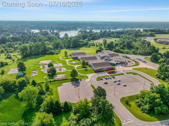 671 Braxwood Place, Milford, MI 48381