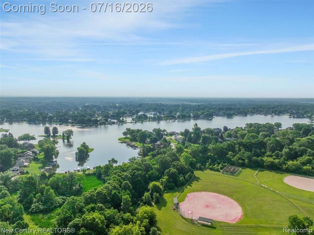 671 Braxwood Place, Milford, MI 48381