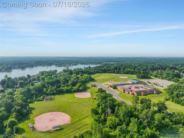 671 Braxwood Place, Milford, MI 48381