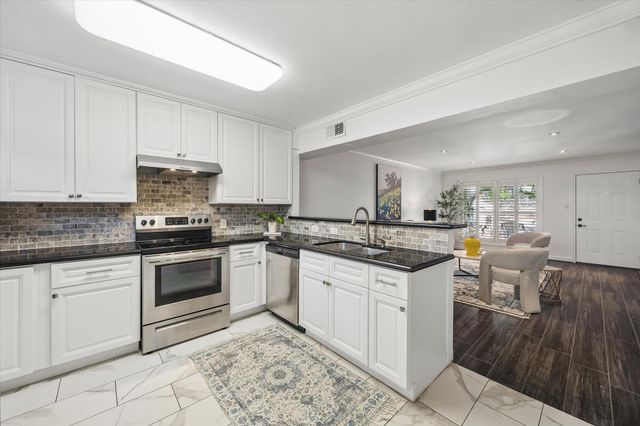 7826 Woodway Drive 7826, Houston, TX 77063