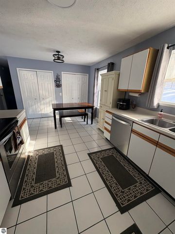 12050 Cabin Lane, Rapid City, MI 49676