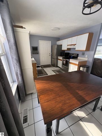 12050 Cabin Lane, Rapid City, MI 49676