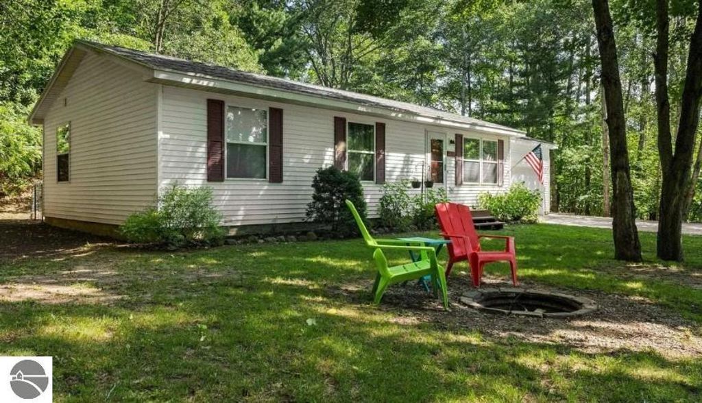 12050 Cabin Lane, Rapid City, MI 49676