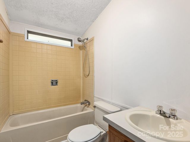 32 Lake Eden Circle, Black Mountain, NC 28711