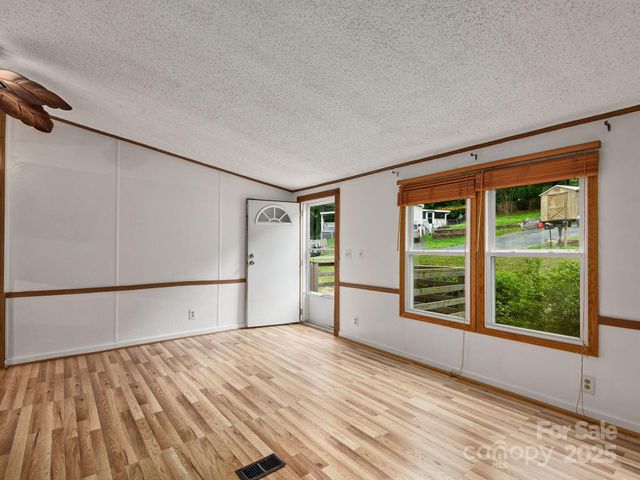 32 Lake Eden Circle, Black Mountain, NC 28711