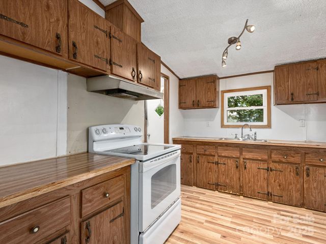32 Lake Eden Circle, Black Mountain, NC 28711