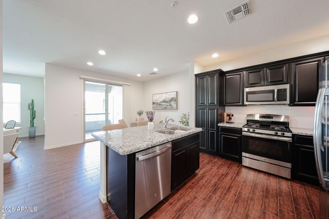 33575 N DOVE LAKES Drive 2033, Cave Creek, AZ 85331