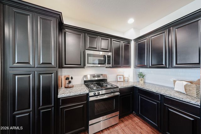 33575 N DOVE LAKES Drive 2033, Cave Creek, AZ 85331