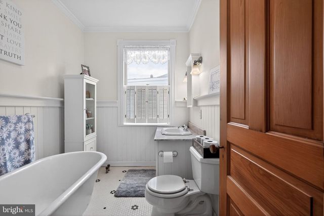 704 MAIN ST, Riverton, NJ 08077