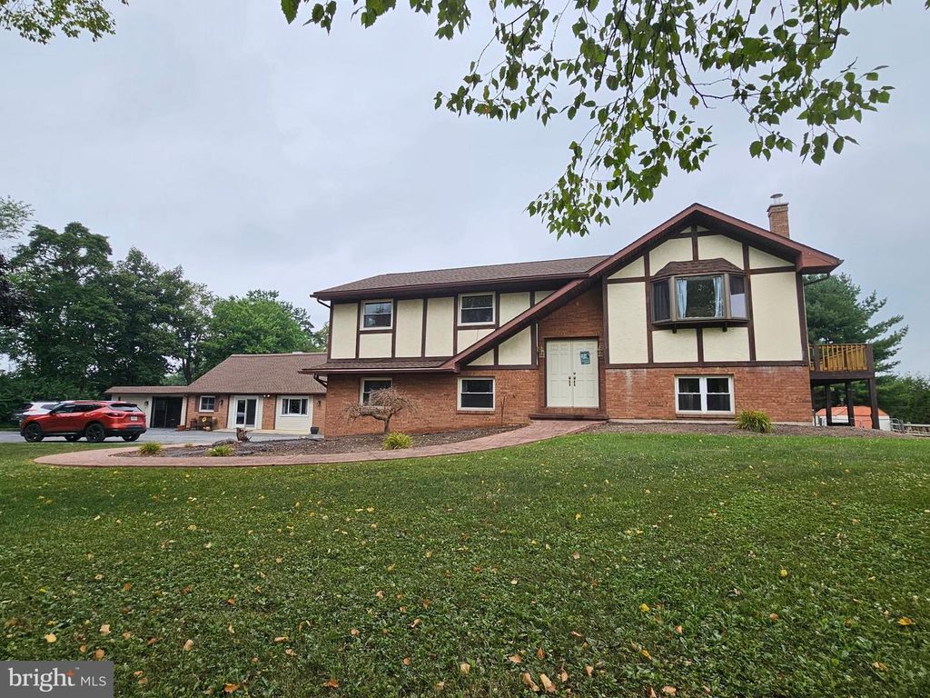 36 HUNTER LIGGETT DR, Shoemakersville, PA 19555
