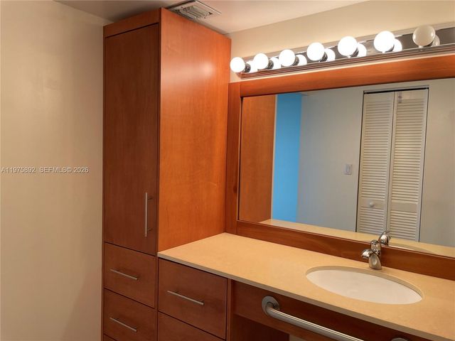 100 Bayview Dr 1106, Sunny Isles Beach, FL 33160