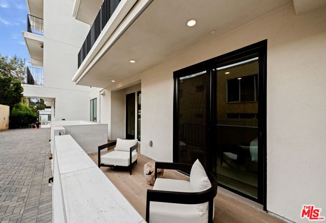 505 S Barrington Avenue 202, Los Angeles, CA 90049