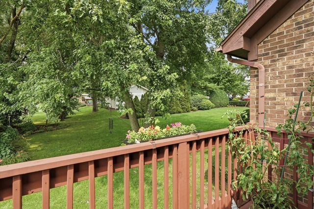 8100 LAKE RIDGE Drive, Burr Ridge, IL 60527