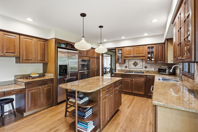 8100 LAKE RIDGE Drive, Burr Ridge, IL 60527