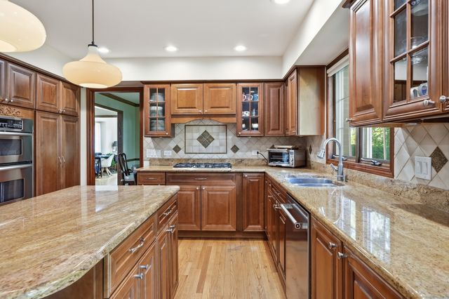 8100 LAKE RIDGE Drive, Burr Ridge, IL 60527