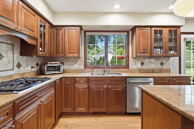 8100 LAKE RIDGE Drive, Burr Ridge, IL 60527