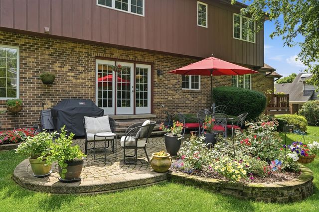 8100 LAKE RIDGE Drive, Burr Ridge, IL 60527