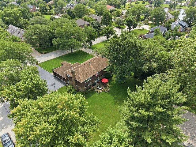 8100 LAKE RIDGE Drive, Burr Ridge, IL 60527