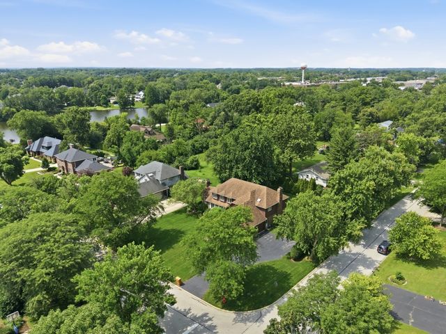 8100 LAKE RIDGE Drive, Burr Ridge, IL 60527