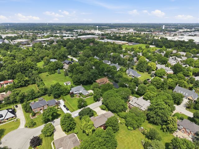 8100 LAKE RIDGE Drive, Burr Ridge, IL 60527