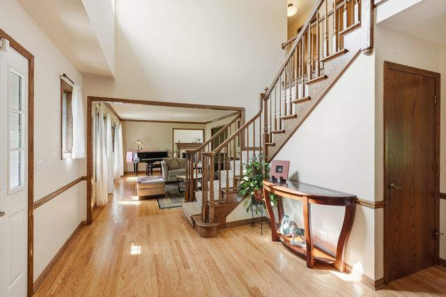 8100 LAKE RIDGE Drive, Burr Ridge, IL 60527