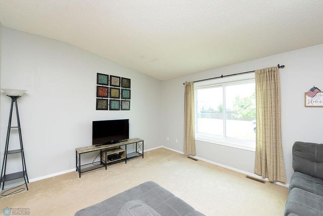 2441 60th Avenue S, Fargo, ND 58104
