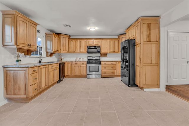 1008 S Miles Avenue, El Reno, OK 73036