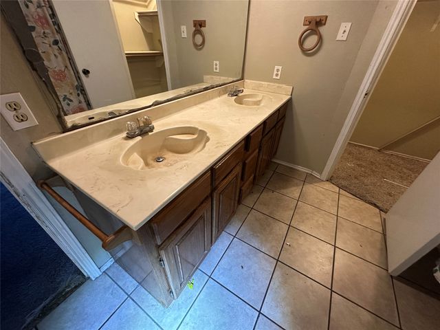 912 Red Oak Street, Azle, TX 76020