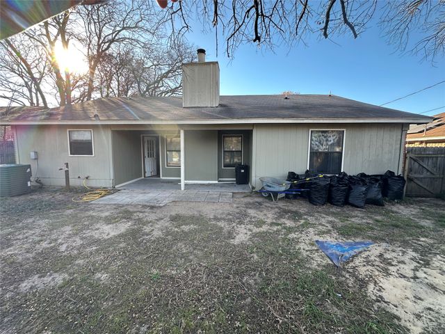 912 Red Oak Street, Azle, TX 76020