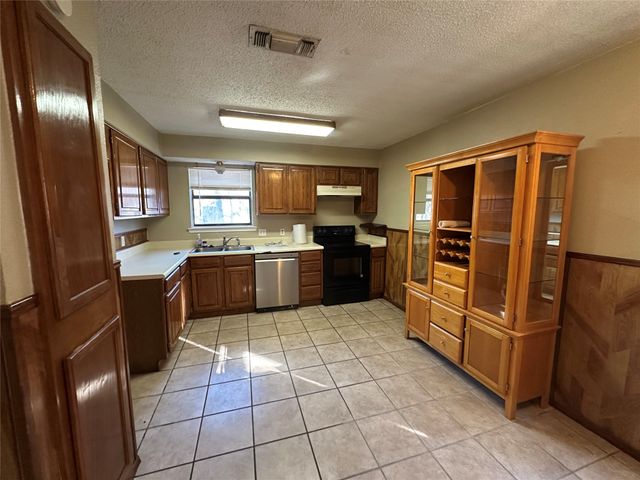 912 Red Oak Street, Azle, TX 76020