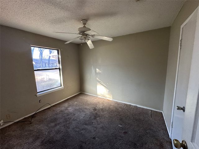 912 Red Oak Street, Azle, TX 76020