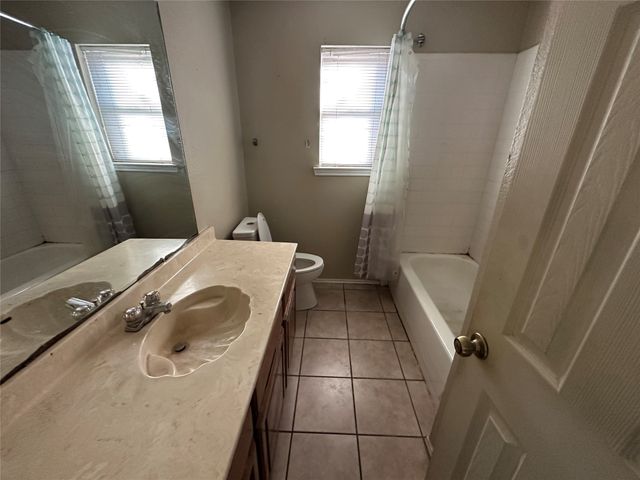 912 Red Oak Street, Azle, TX 76020