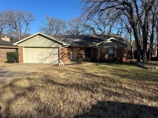 912 Red Oak Street, Azle, TX 76020
