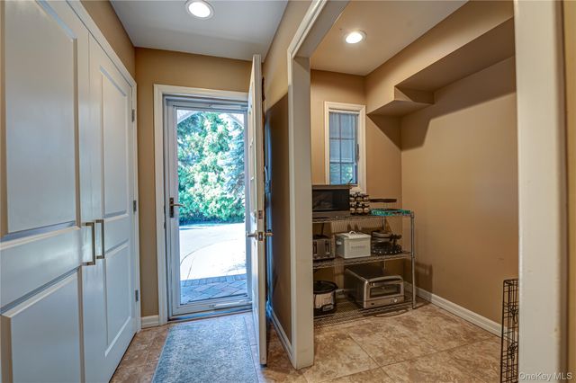 9 Crick Holly Lane, East Islip, NY 11730