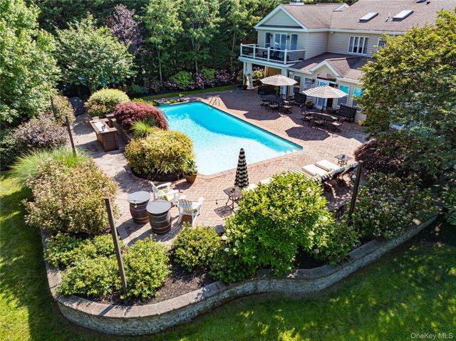 9 Crick Holly Lane, East Islip, NY 11730