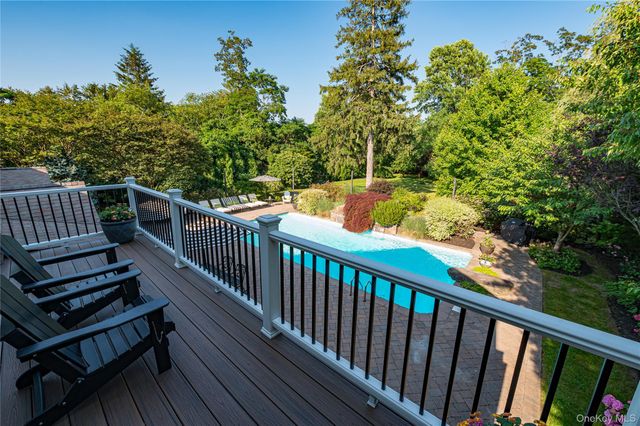 9 Crick Holly Lane, East Islip, NY 11730