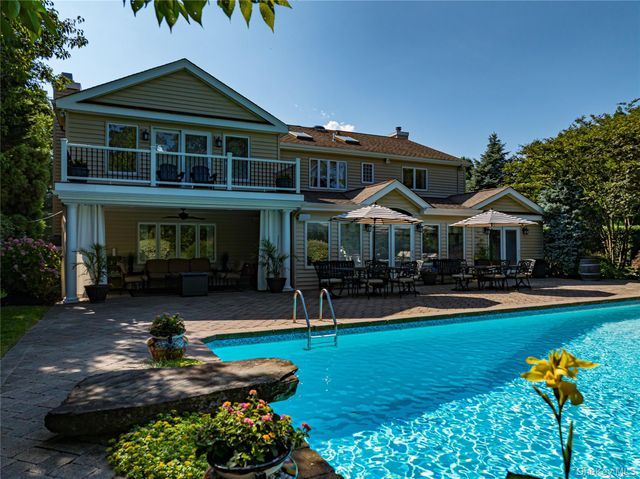 9 Crick Holly Lane, East Islip, NY 11730