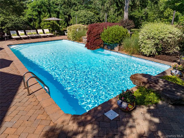 9 Crick Holly Lane, East Islip, NY 11730