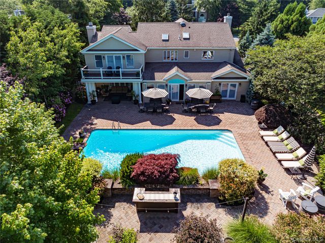 9 Crick Holly Lane, East Islip, NY 11730