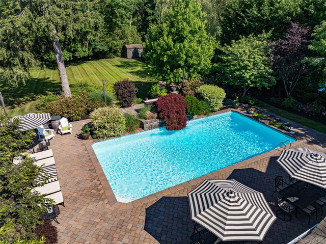 9 Crick Holly Lane, East Islip, NY 11730