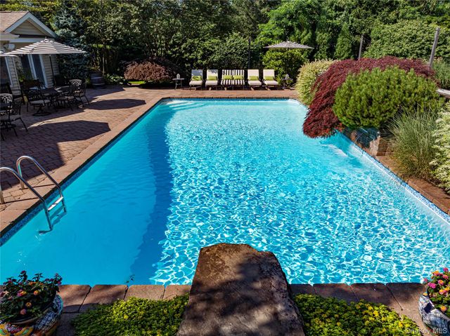 9 Crick Holly Lane, East Islip, NY 11730