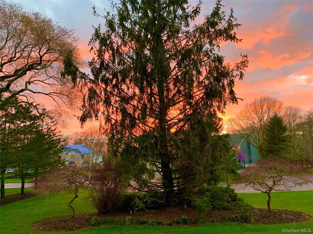 9 Crick Holly Lane, East Islip, NY 11730