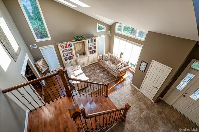 9 Crick Holly Lane, East Islip, NY 11730